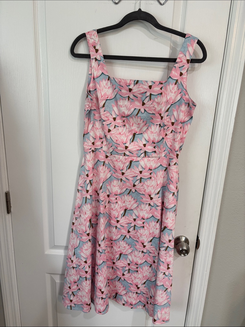 Sleeveless Pink Floral Casual Dress with Blue Background Size 6
